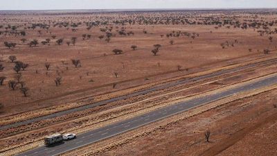 Fossil fever sees visitors flock to outback Queensland after slow start to tourist season