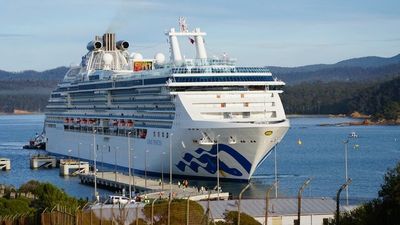 COVID-19 cruise ship Coral Princess docks in NSW as testing policy changes