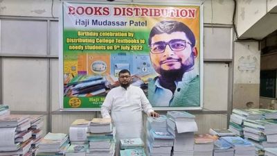 Mumbai Congress Minority Cell leader celebrates his birthday with free distribution of books