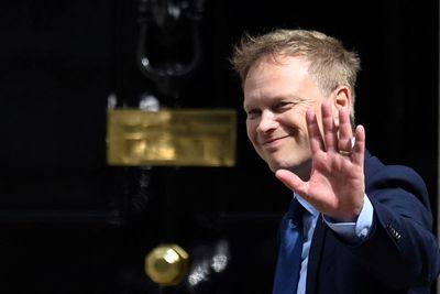 Grant Shapps pulls out of Tory leadership race and backs Rishi Sunak
