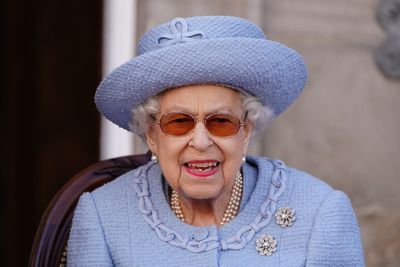 Queen arrives at Windsor Castle to present George Cross to the NHS