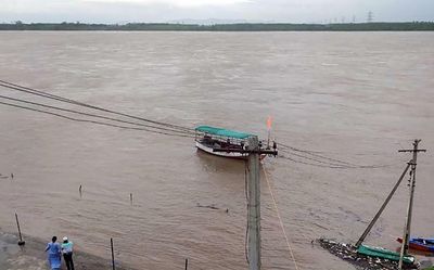 Godavari hovers just below the danger mark at Bhadrachalam; flood threat persists