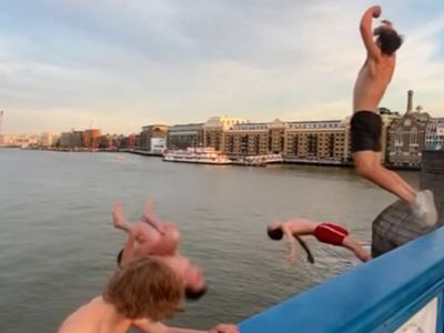 Heatwave: Youths leap off Tower Bridge into Thames in ‘extremely dangerous’ stunt