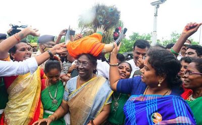 Murmu gets tribal reception at Vijayawada airport