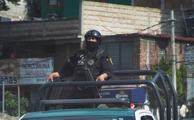 Big gunbattle on edge of Mexico City wounds 2 officers