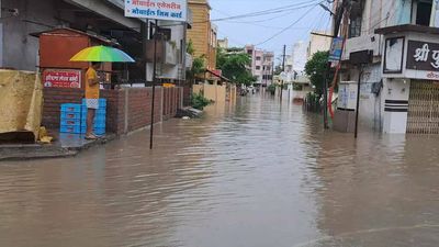 Streets flooded in Nagpur following overnight rain