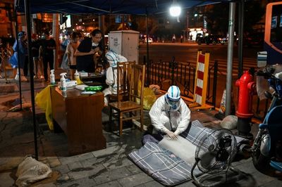 Record temperatures in Shanghai as heatwave bakes China