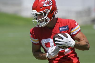 Chiefs QB Patrick Mahomes throwing with Marquez Valdes-Scantling, Justin Watson in Texas