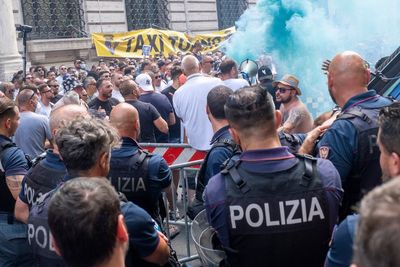 Italy's taxi drivers keep protesting, fear new competition