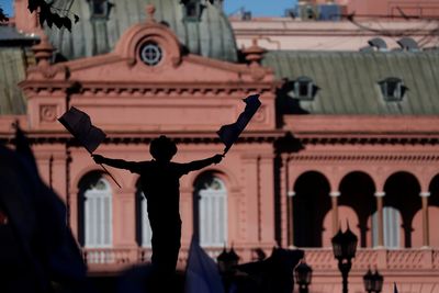 Argentina farm groups hold 24-hour strike; grains transport unaffected