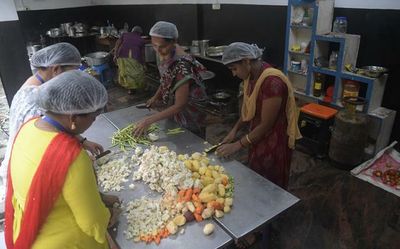 Food centre in Palakkad beckons poor, jobless with free meals