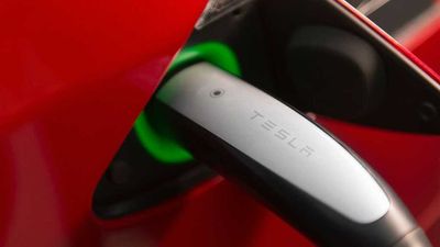 Aptera Suggests US Gov Choose Tesla's Plug And Superchargers As Standard