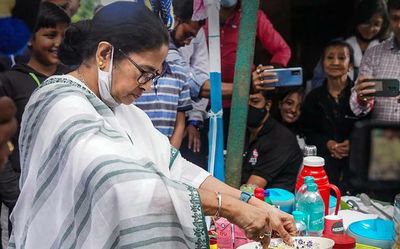 Ahead of presidential election, Mamata meets Himanta in Darjeeling