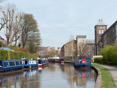 Boat owners on UK’s longest canal stuck due to record water shortage in heatwave