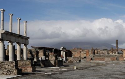 US tourist falls into crater of Mount Vesuvius, is rescued