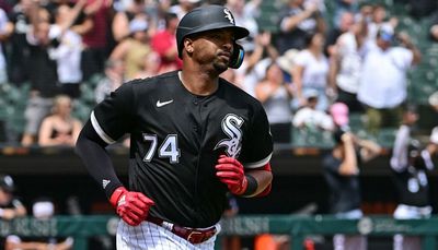 Eloy Jimenez exits White Sox game with tightness in right leg