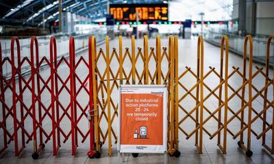 Network Rail urges unions to return to talks to avert strike