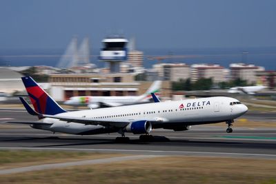 Man thrown off Delta flight after striking passenger and flight attendant