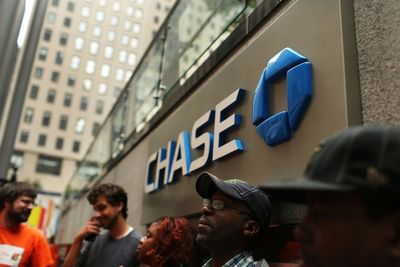 JPMorgan Chase reports lower profits, gives cautious economic outlook