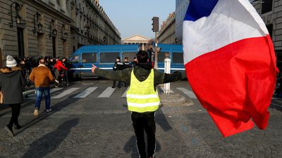 Police keep Bastille Day Yellow Vest protest gathering in check