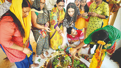 Bihar: Devotees throng temples on first day of Shrawan