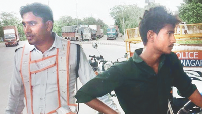 Cops in hot pursuit: Snatchers chased on bike & foot, nabbed in Noida