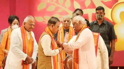 Sunil Gavaskar conferred with Honorary Doctorate by Karnataka varsity