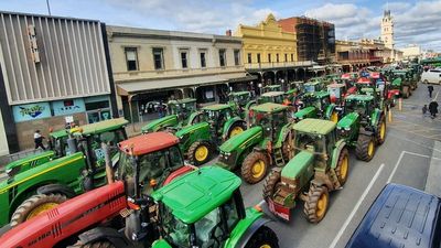 Tractors take to the streets of Ballarat as farmers protest Western Renewables Link