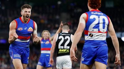 Western Bulldogs beat St Kilda by 28 points to keep finals fight alive as Saints fall further back