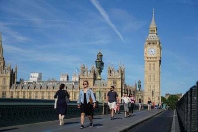 London heatwave: Schools are ‘not being told to close’, says Government