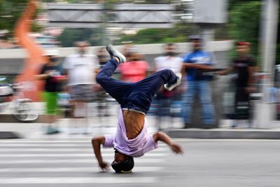 Venezuelan breakdancer's helmeted 'head slides' stop traffic