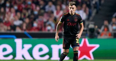 Lisandro Martinez flies in to finalise Manchester United transfer