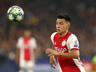 Lisandro Martinez in England to finalise move to Manchester United from Ajax