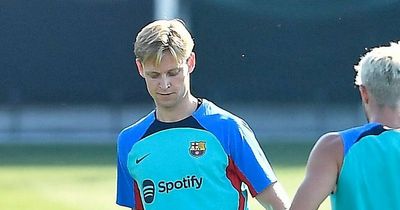 Barcelona make pre-season squad decision on Frenkie de Jong amid Manchester United transfer saga