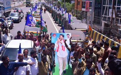 Auto drivers take out Vahana Mithra rally in Vijayawada