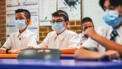 Queensland schools updating COVID-19 contingency plans as outbreak spreads during flu season