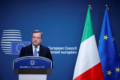 Italians ask Draghi to overcome political crisis, stay in office