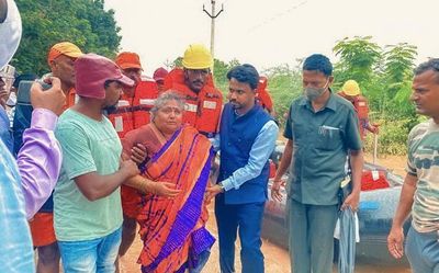 Godavari floods | Many habitations continue to be under a sheet of water