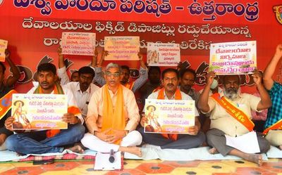 VHP activists oppose A.P. govt.’s move to withdraw FD of temples
