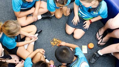 Queensland students 'strongly encouraged' to wear masks in school as COVID-19 numbers rise