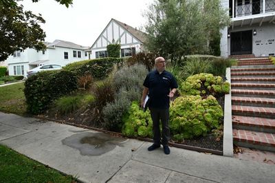 'Water police' patrol drought-hit Los Angeles streets