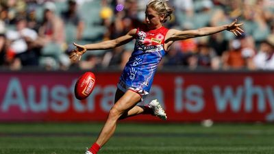 Melbourne's rising star Eliza McNamara ruled out of AFLW season due to spine fracture