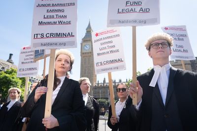 Criminal courts face further disruption as barristers strike for fourth week