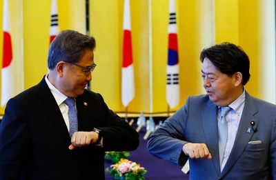 Japan, South Korea foreign ministers meet to mend ties