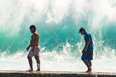 Hawaii waves crash into homes, weddings during south swell