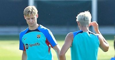 5 things spotted as Frenkie de Jong trains with Barcelona amid anger at Man Utd treatment