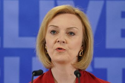 Liz Truss receives backing from Ukrainian foreign minister in race for No 10