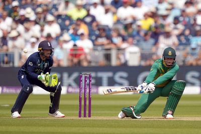 Rassie van der Dussen hits century as heat restricts Matthew Potts to four overs