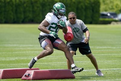 Jets finally sign RB Breece Hall on day rookies report to camp