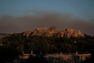 Greece: Hundreds evacuated as fire nears mountain suburbs